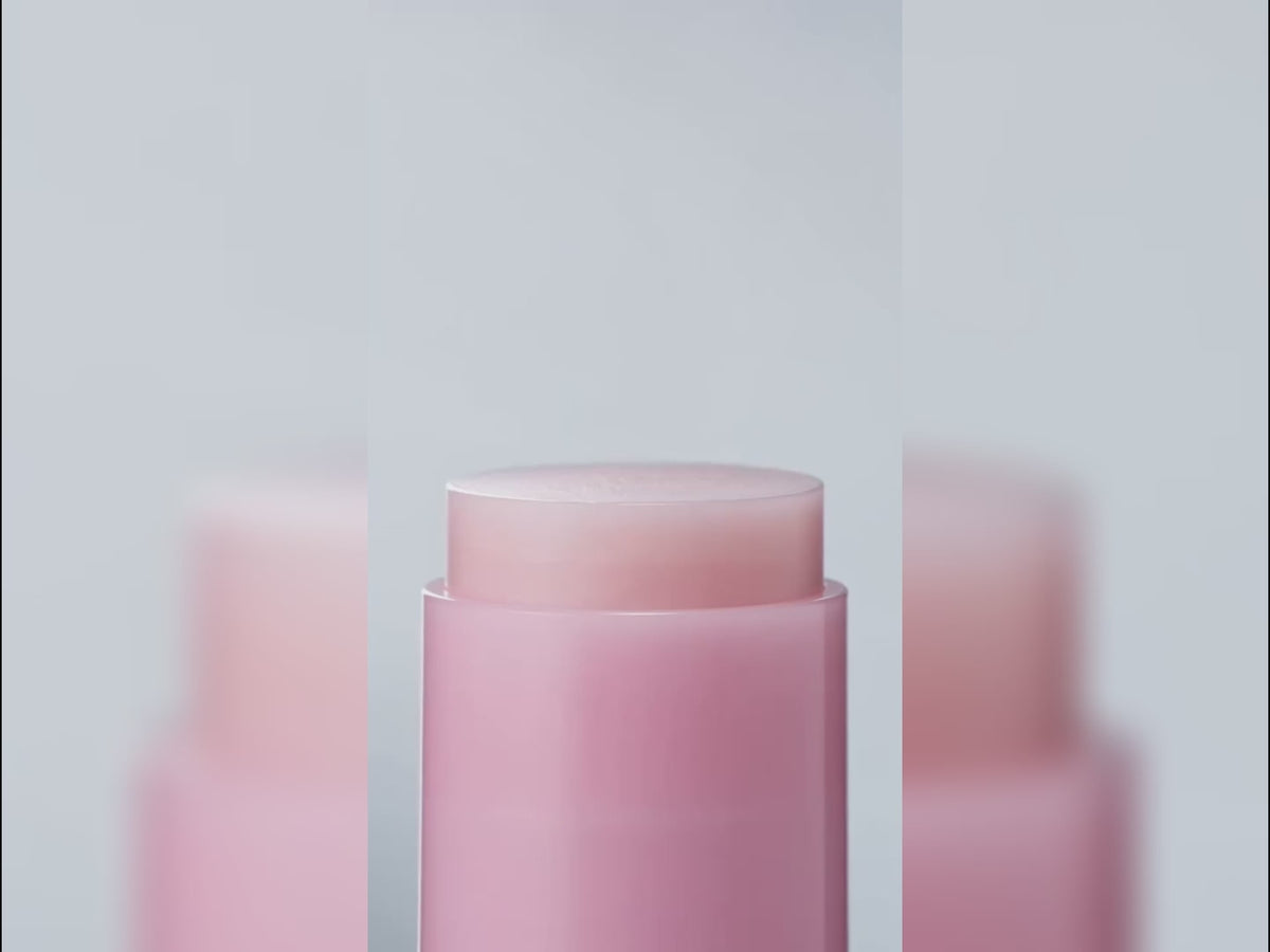 Charger la vidéo : <p>1 - Nettoyer et sécher votre visage. </p><p>2 - Appliquer le produit en faisant glisser le stick sur les zones ciblées: cernes et contours des yeux, lèvres et leurs contours, ridules du sourire, front, cou. </p><p>3 - Masser délicatement jusqu'à absorption. </p><p>4 - Appliquer vos soins / maquillage habituels par-dessus</p><p>Utilisable matin et soir (pour laisser les actifs agir pendant la nuit).</p>